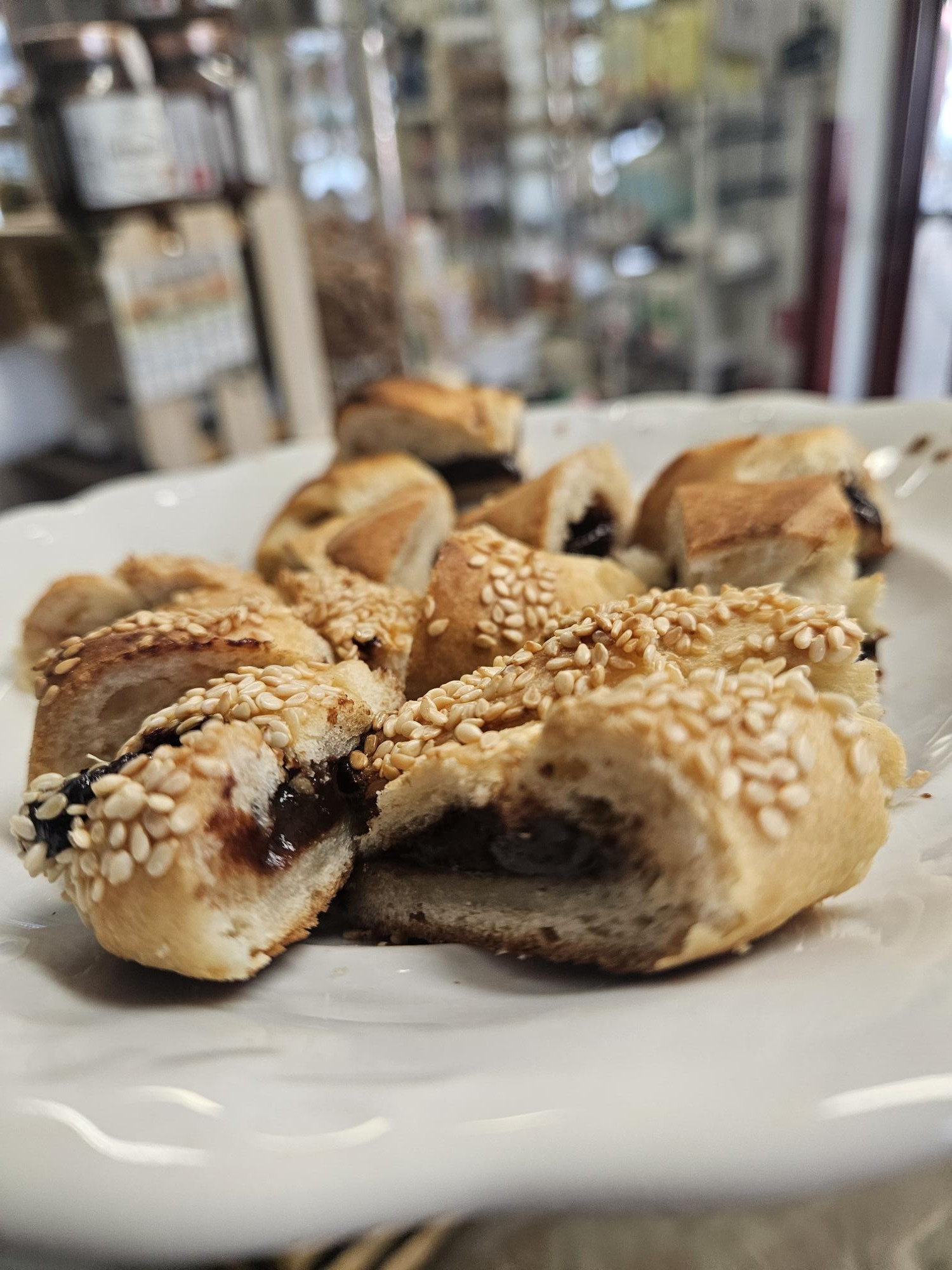 Öskovászos szilvás batyu szezámmaggal  100-110g  Tejm,tojm,cm, vegan (Kriegler)